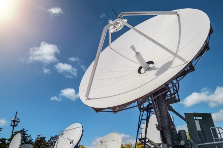 Many,Parabolic,Antennas,Against,Blue,Sky